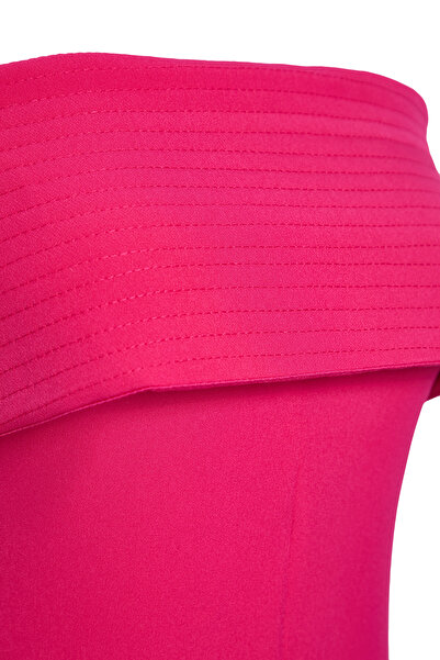 Trendyol Collection Fuchsia Trägerloses, schickes Midi-Abendkleid, Nachtkleid für den Abschluss TPRSS25EL00041