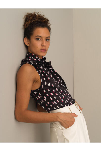 Xint Kadın Siyah Formunu Koruyan Kolsuz İpeksi Saten Bluz