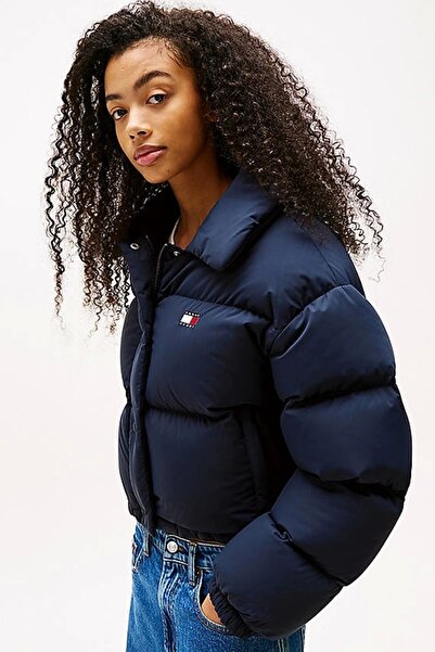 Tommy Hilfiger Tommy Jeans TJW CRP BADGE COLLAR DOWN PUFFER Dámské tmavě modré kabáty DW0DW20390C1G