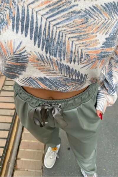 Qaju Pantaloni din piele de culoare mucegai cu cusături la genunchi cu șireturi în talie