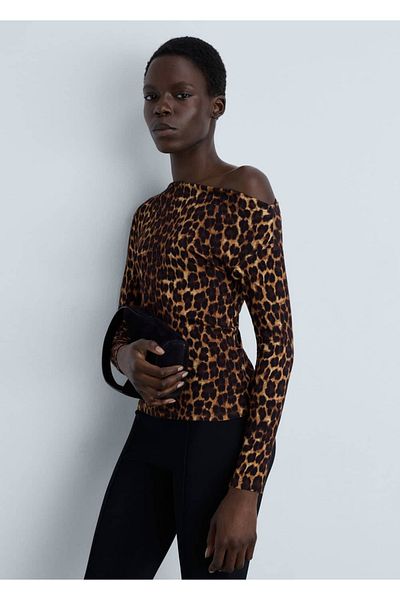 MANGO Woman T-Shirt mit asymmetrischem Ausschnitt und Leopardenmuster