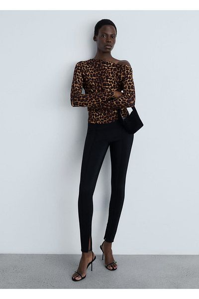 MANGO Woman T-Shirt mit asymmetrischem Ausschnitt und Leopardenmuster