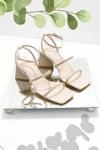 Bambi Klassische Damenschuhe mit Absatz aus mattem Beige-Satin K 05317051538