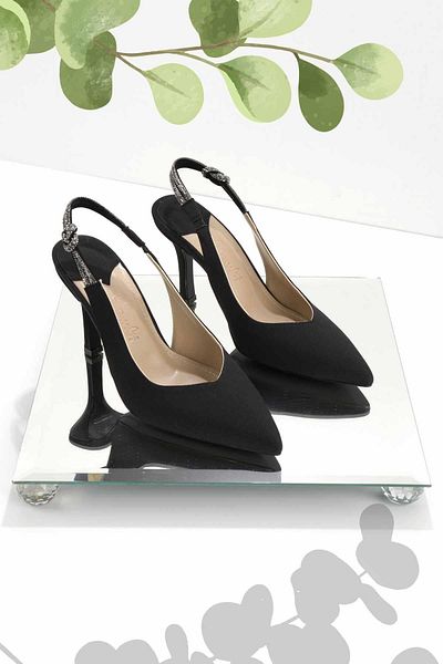 Bambi Klassische Damenschuhe mit Absatz aus mattschwarzem Satin K 01209202538
