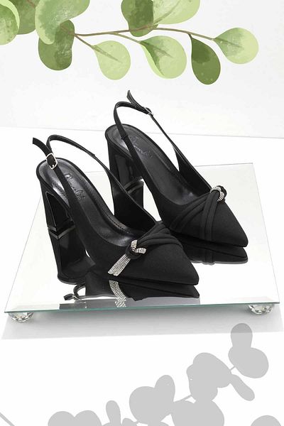 Bambi Klassische Damenschuhe mit Absatz aus mattschwarzem Satin K 01209511638