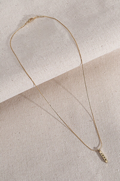 Süspüs Accessories قلادة ذهبية اللون مع سلسلة رفيعة مكتوب عليها الحب