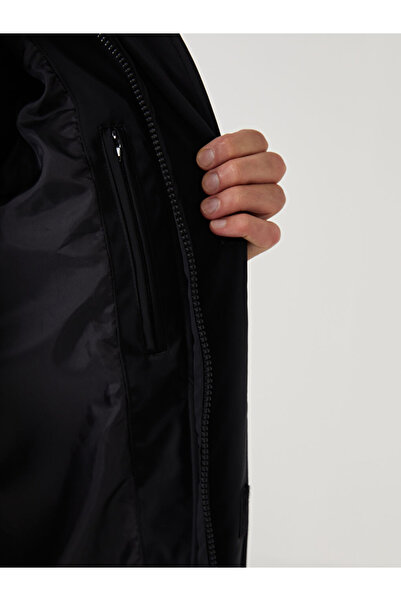 LC Waikiki Ανδρικό πουπουλένιο παλτό LCW Vision Black Standard Mold με κουκούλα