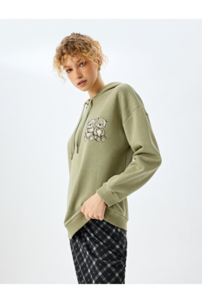 Koton سويت شيرت بغطاء للرأس وأكمام طويلة مع طباعة دب على الظهر