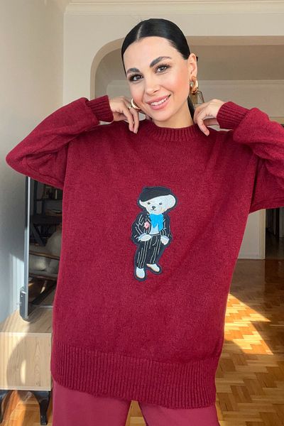 Seda Yalçın Atelier Pulover din tricotaje brodate cu ursuleț de pluș bordeaux