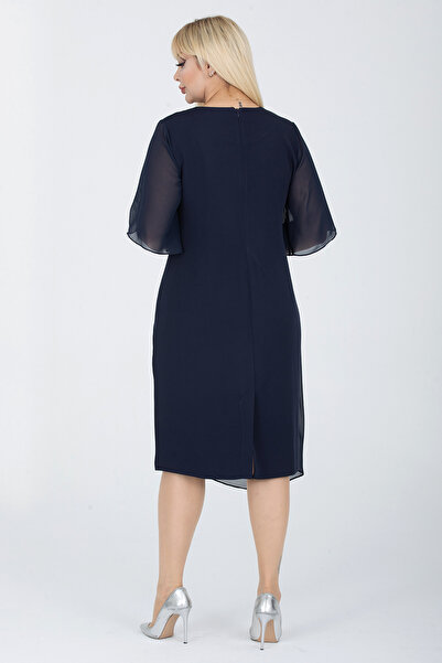 1fazlası Kadın Büyük Beden Lacivert Dokuma Kumaş Şifon Üzeri Cam Taş Aksesuarlı Abiye Elbise