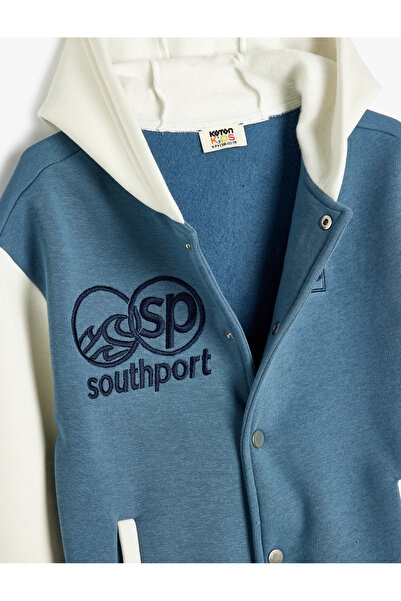 Koton College-Jacke mit Kapuze und Farbkontrast – mit Applikationsdetails und Druckknöpfen