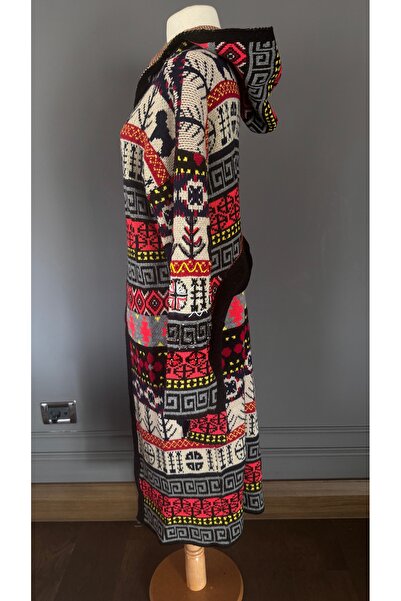 Kübra Tekin İşlemeli Tasarım Kırmızı Maksi Boy Hırka