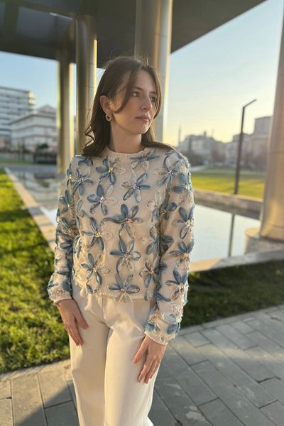 HELİS BUTİK Pulover din tricotaje cu flori albastre brodate din tul si paiete