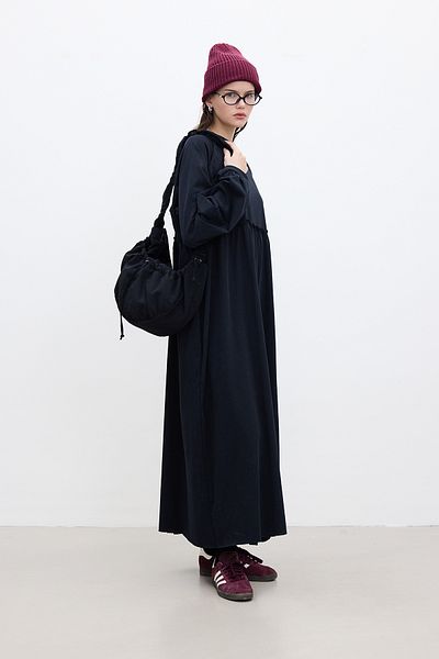 Manuka Schwarzes Oversize-Kleid mit Kordelzug
