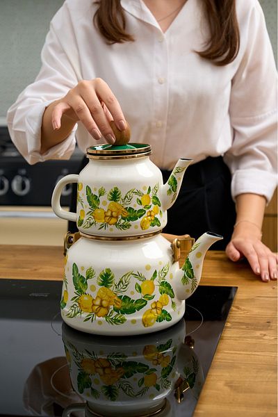 Miss Betty Citrus Wooden Handle Teapot