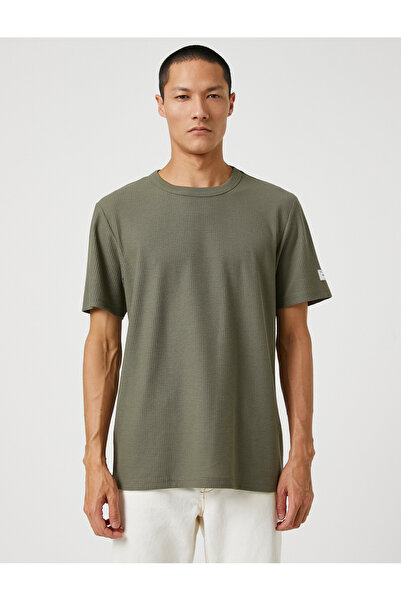 Koton Základní texturované tričko s krátkým rukávem a výstřihem