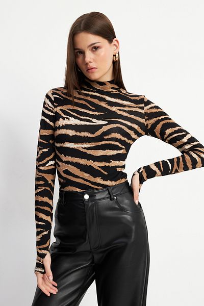 Bipantolon Body de damă Camel Tie Dye cu model orizontal cu detaliu pentru degete