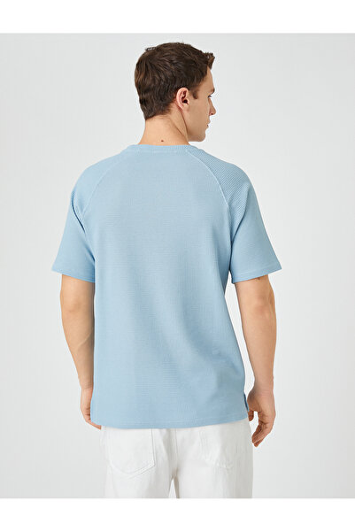 Koton Βασικό T-Shirt Crew Neck Λεπτομέρεια μανίκι Raglan με υφή