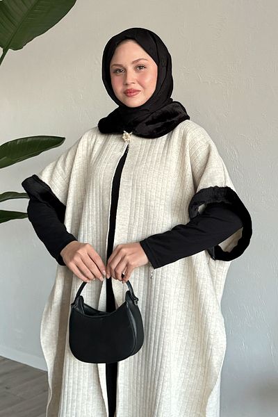 InStyle Poncho crem cu blană și detaliu broșă