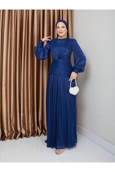 Olcay Hijab-Abendkleid aus Kristall-Chiffon – K. INDIGO 1230 mit Volant- und Falten-Detail