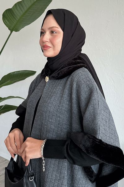 InStyle Ανθρακί πόντσο με λεπτομέρεια από γούνα και καρφίτσα