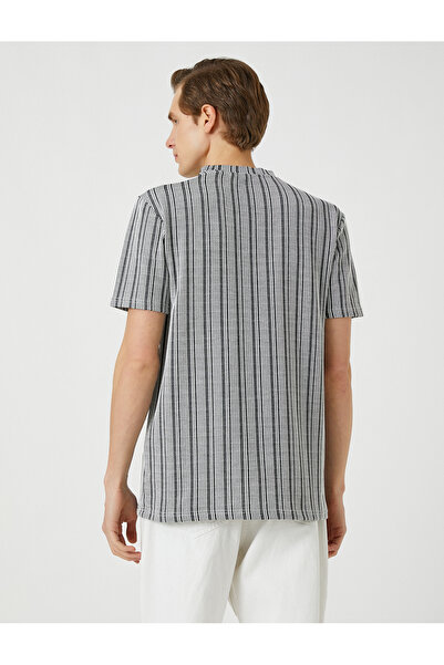 Koton Μπλουζάκι με λαιμόκοψη με κοντό μανίκι με λεπτή εφαρμογή