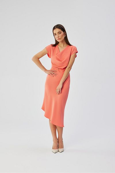 Stylove O rochie asimetrică cu un decolteu în stil apă
