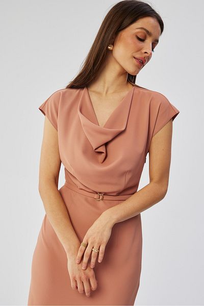 Stylove O rochie asimetrică cu un decolteu în stil apă