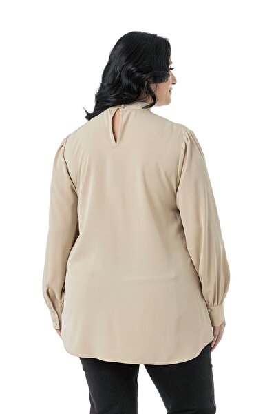 DISENTIS MODEST بلوزة ذات ياقة كبيرة الحجم وأزرار خلفية وياقة واقفة باللون البيج