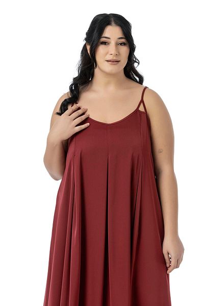 DISENTIS MODEST Rochie lungă din satin burgundă, cu bretele subțiri reglabile, cu detalii în pliuri adânci