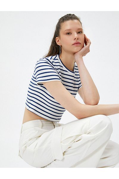 Koton Tricou crop de bază cu mânecă scurtă cu decolteu