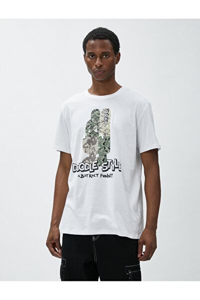 Koton Vysokoškolské tričko s potiskem maskování s podrobným výstřihem