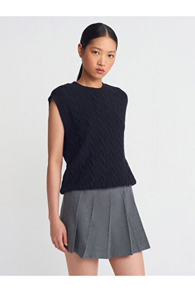 Dilvin 10674 Pulover negru din tricotaje moale cu gât roșu - Detaliu tricot d...