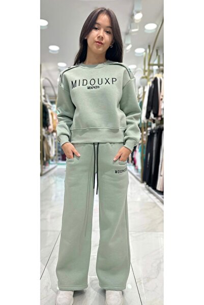 Minimoda Kids Set sport brodat cu detaliu nasturi pe umeri si panglica in int...