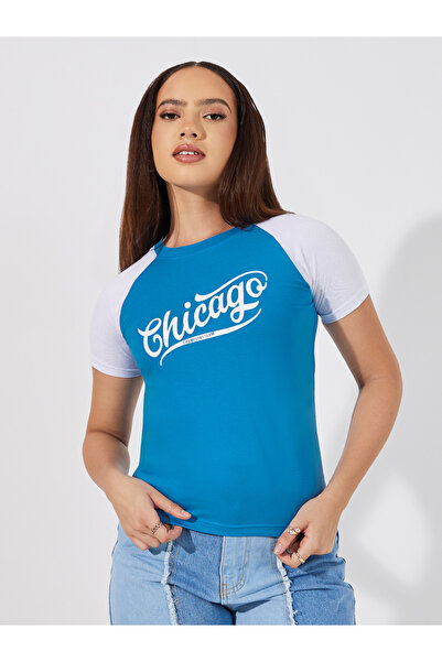 Styli تي شيرت قطني مطاطي بقصّة ملائمة مع شعار شيكاغو بألوان متباينة