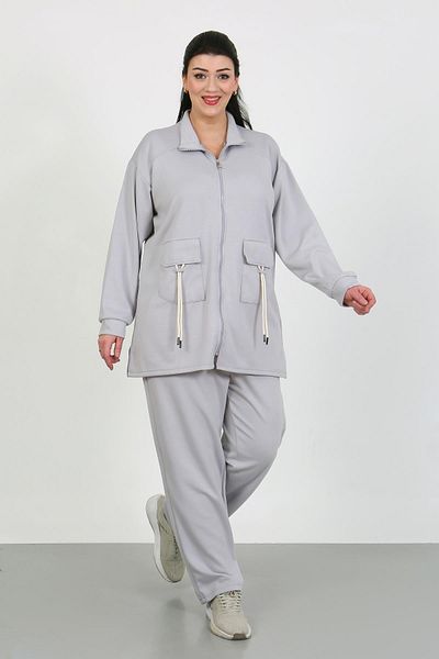 By Alba Collection طقم بدلة رياضية نسائية باللون الرمادي مع تفاصيل جيب أمامي وقماش قابل للتمدد مقاس كبير