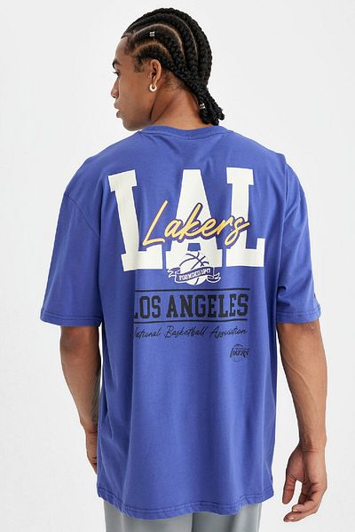 DeFacto Nba Los Angeles Lakers Herren Lila Oversize Rundhalsausschnitt Rücken bedrucktes Kurzarm-T-Shirt C9256ax24au
