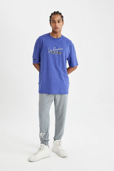 DeFacto Nba Los Angeles Lakers Herren Lila Oversize Rundhalsausschnitt Rücken bedrucktes Kurzarm-T-Shirt C9256ax24au