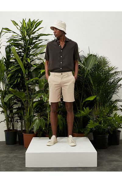 Koton Grundlegende gewebte Shorts mit geknöpfter Tasche und detaillierten Details