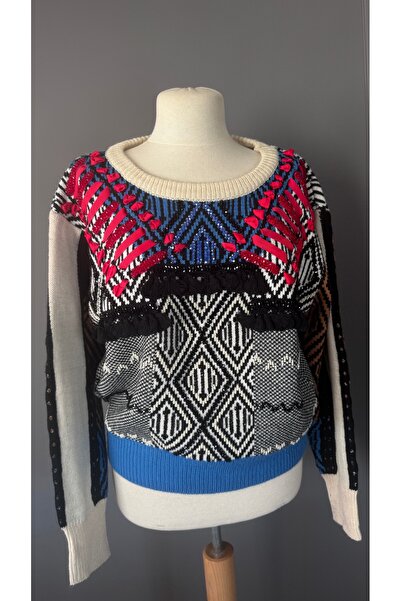 Kübra Tekin Boncuk İşlemeli Özel Tasarım Kazak