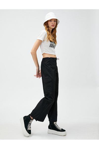 Koton Fallschirmhose mit Taschendetail und Stopper. Bequemer Schnitt