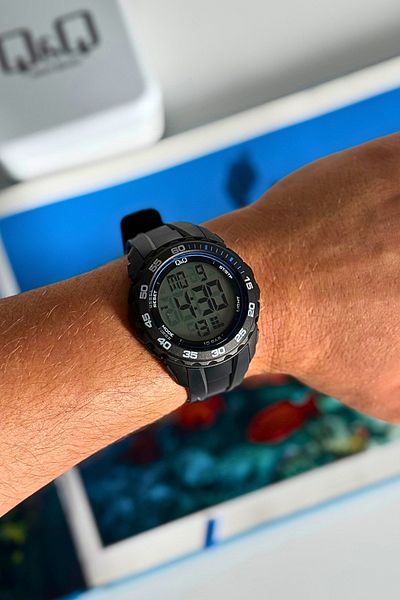 Q&Q Silicone Band Men's Wrist Watch with Digital Stopwatch Calendar