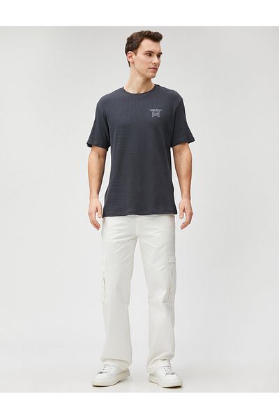 Koton T-Shirt mit Slogan-Stickerei, Rundhalsausschnitt, strukturierte Kurzarm-Baumwolle