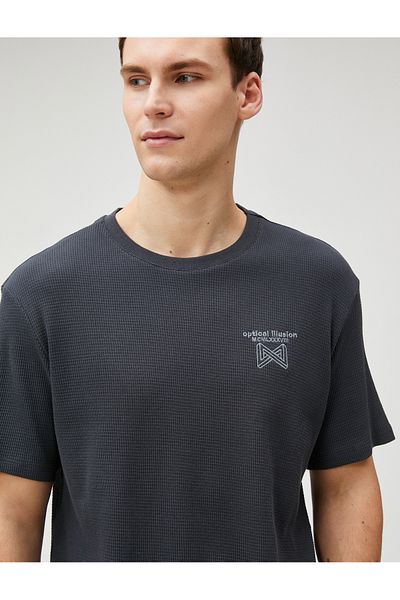 Koton T-Shirt mit Slogan-Stickerei, Rundhalsausschnitt, strukturierte Kurzarm-Baumwolle