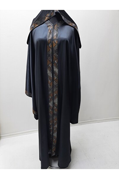 GigiTex عباية بغطاء للرأس بتصميم خاص من الساتان الأسود من Hijap مع تفاصيل حجر...