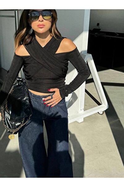 BERİ BUTİK Kadın  Omuz Dekolteli Likralı Siyah Bluz