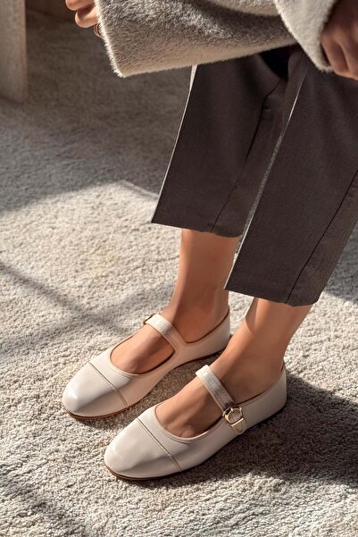 NİŞANTAŞI SHOES حذاء باليرينا نسائي باللون البيج جوردي - تفاصيل حزام غير لامع...