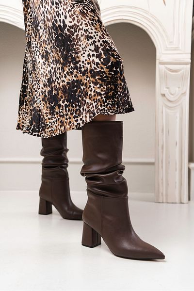 NİŞANTAŞI SHOES Janelle Brown Matte Bellows Pointed Toe Damen-Stiefel mit Absatz