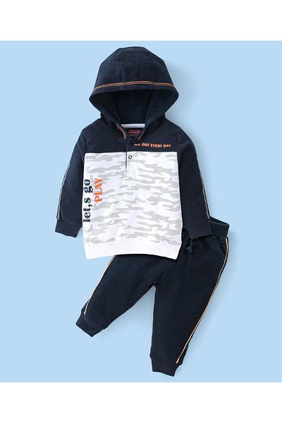 Babyhug طقم تي شيرت بغطاء للرأس وأكمام طويلة من القطن المحبوك من Babyhug وبنطلون للاسترخاء مع طباعة نصية - أزرق داكن وأبيض