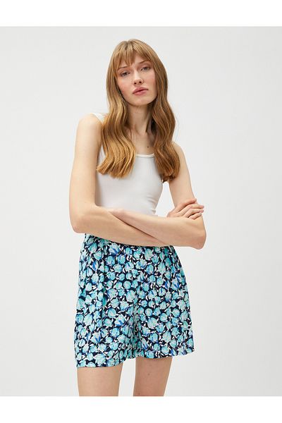 Koton Geblümte Shorts mit lockerem Schnitt und Taschen